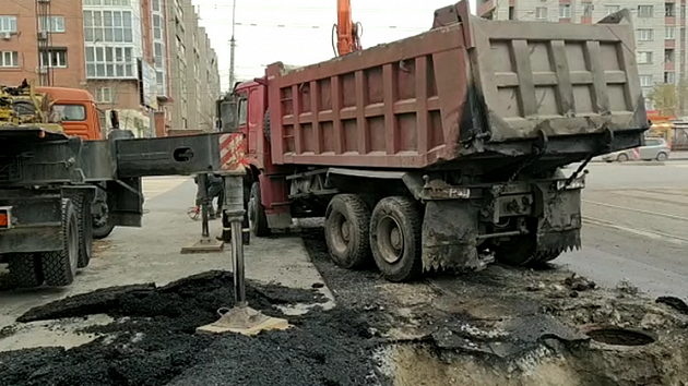 В Новосибирске благополучно вытащили провалившийся в яму самосвал