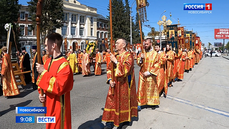 По главным улицам Новосибирска прошла многотысячная колонна верующих
