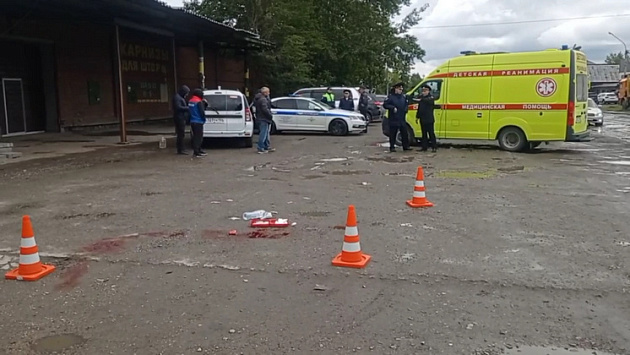 В Новосибирске минивэн задавил двухлетнего малыша на парковке