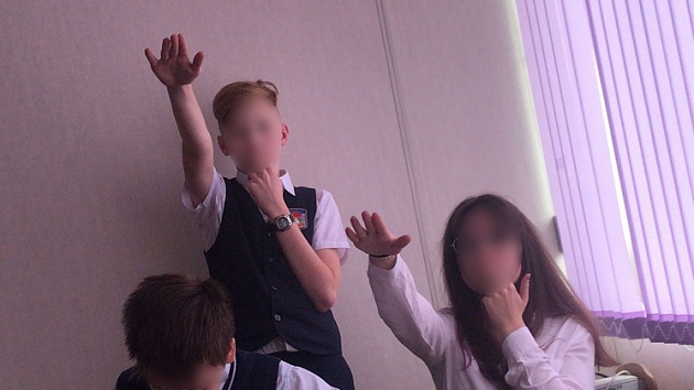Новосибирские школьники «кинули зигу» на камеру и похвастались этим в соцсетях