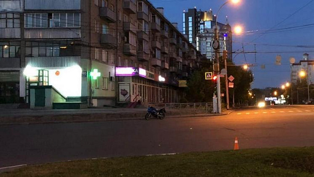 В Новосибирске водитель и пассажир мотоцикла пострадали в аварии
