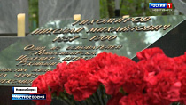 В Новосибирске накануне Дня города возложили цветы к памятнику Николаю Тихомирову