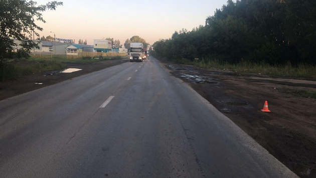 В Новосибирске водитель грузовика сбил 50-летнего пешехода на обочине дороги и скрылся