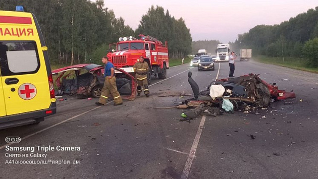 Под Новосибирском автомобиль разорвало пополам в аварии и погибла женщина