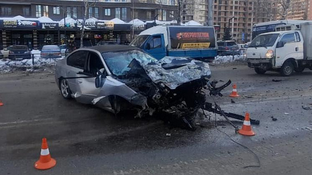 В Новосибирске 25-летний водитель врезался в автобус – от удара из машины вылетел двигатель