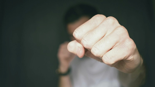 Под Новосибирском сотрудника закрытой АЗС избили за отказ заливать бензин