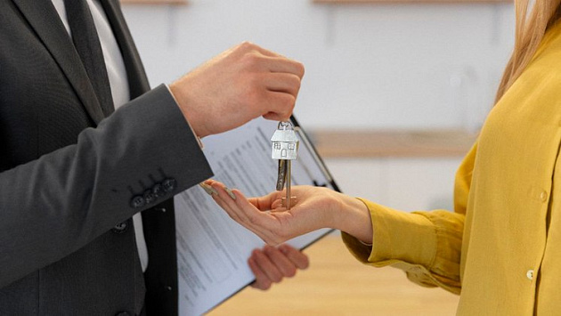 Суд Новосибирска арестовал риэлтора, подозреваемого в обманах с квартирами сирот