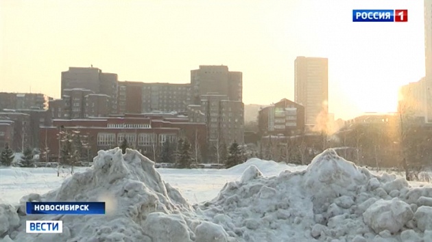 В Новосибирске устраняют последствия новогодних снегопадов