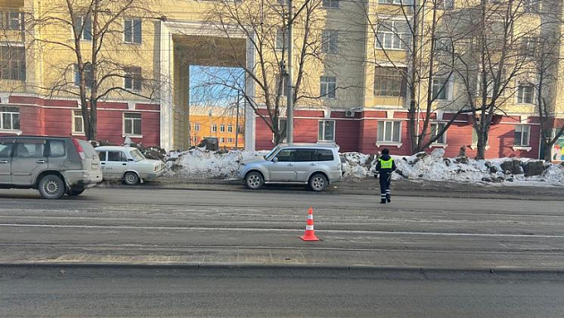В Новосибирске 14-летний мальчик переходил дорогу вне «зебры» и попал под колеса