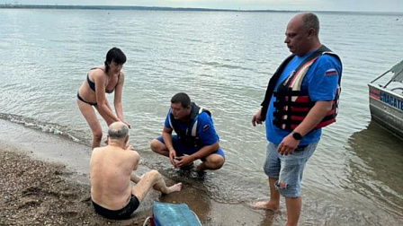85-летний дедушка потерял сознание в воде на новосибирском пляже
