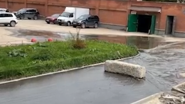 В Новосибирске в очередной раз затопило улицу Лескова