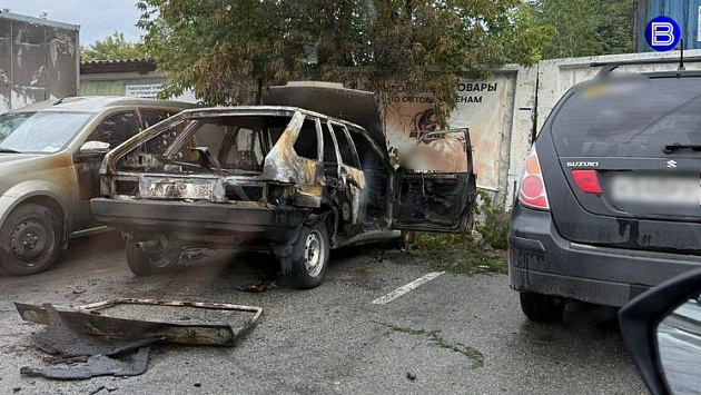 В Новосибирске тело мужчины нашли в сгоревшей машине на улице Писарева