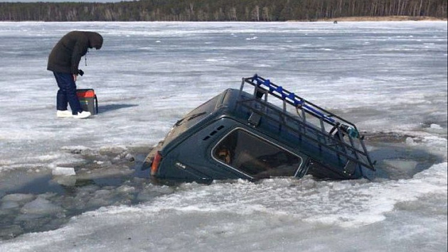 «Нива» с людьми провалилась под лёд Новосибирского водохранилища