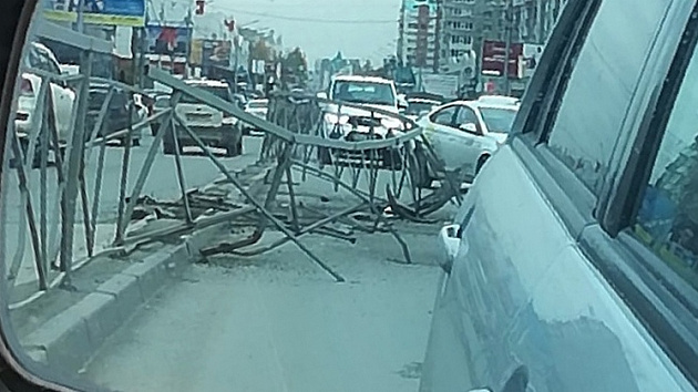 В центре Новосибирска автомобиль протаранил забор