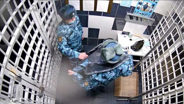 В Новосибирской области сотрудник исправительной колонии попытался пронести наркотики заключённому