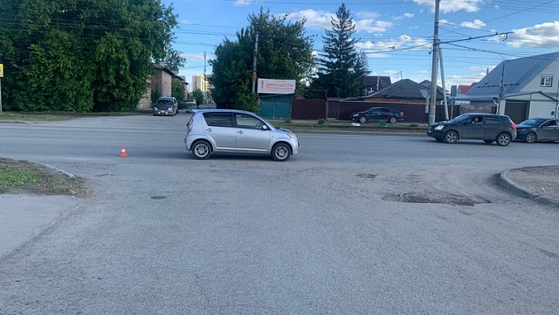 В Новосибирске 11-летний мальчик нарушил ПДД и угодил под колёса автомобиля