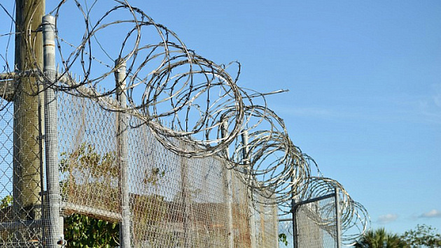 В Новосибирске перед судом предстанет экс-сотрудник колонии за взятку