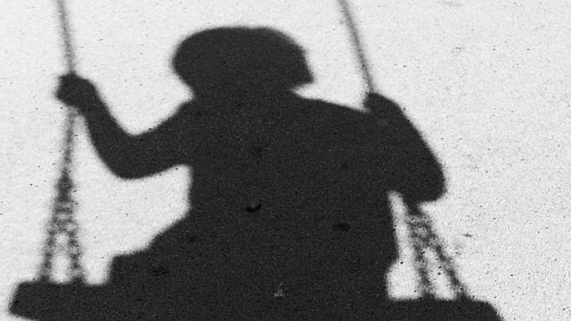 Управляющая компания в Новосибирске заплатит за травму ребенка на качелях