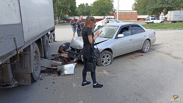 В Новосибирске водитель Toyota потерял управление и врезался в машину и прицеп грузовика на парковке