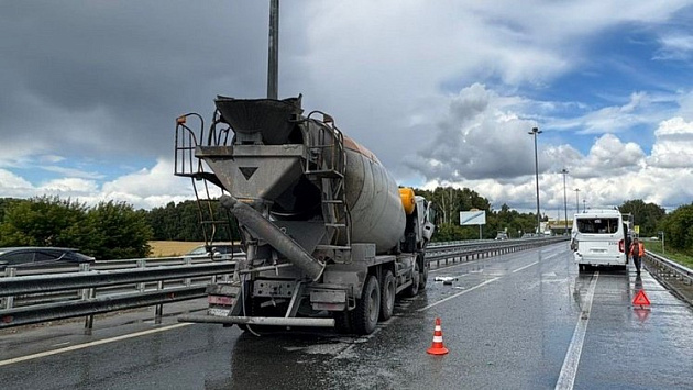 В Новосибирске двое подростков и женщина пострадали в ДТП с бетономешалкой