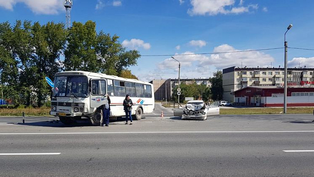В Новосибирской области после столкновения с автобусом в больницу попала женщина