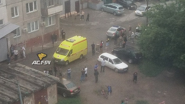 В Новосибирске 46-летний мужчина погиб после падения с восьмого этажа