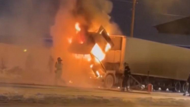 В Новосибирске напротив храма загорелся грузовик