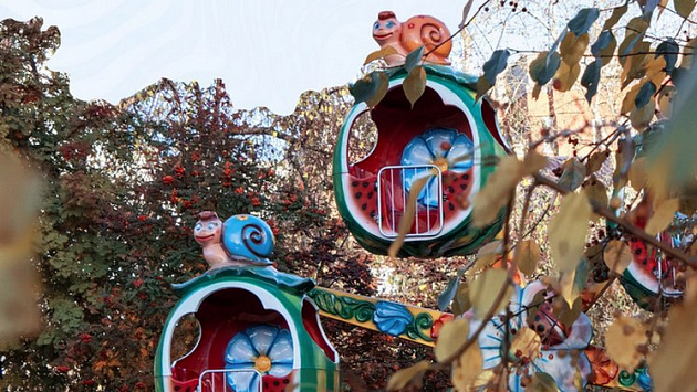 Летние аттракционы и спортплощадки закрыли в парках Новосибирска