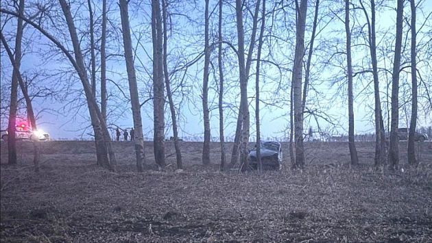 Под Новосибирском водитель и пассажир погибли в перевернувшемся автомобиле