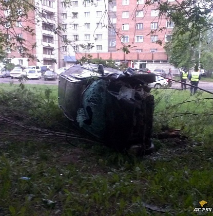 В Новосибирске уходившая от погони Honda легла на бок