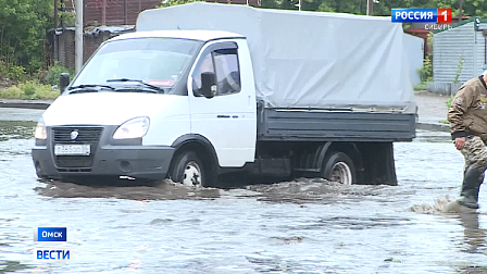 Проливные дожди превратили дороги в ловушки для автомобилей и пешеходов в Омске