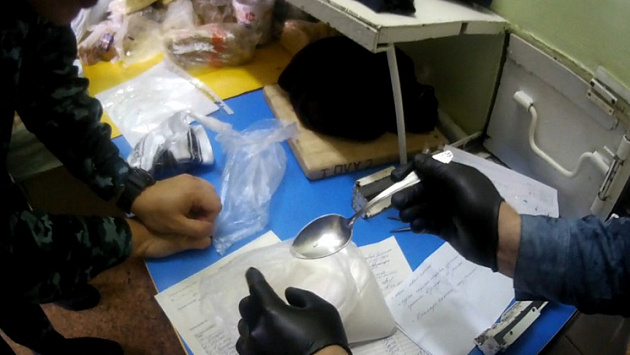 В СИЗО Новосибирска оперативники нашли пакет сахара с «солями» для заключенных