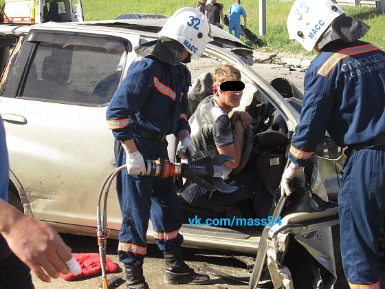 Девушка вылетела через лобовое стекло в ДТП на Ипподромской в Новосибирске