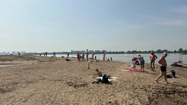 На пляже Новосибирска автомобиль наехал на загорающую женщину и скрылся