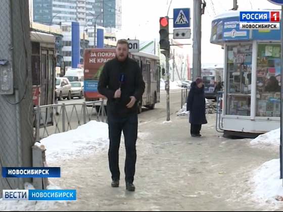 Жители Новосибирска пожаловались на неочищенные тротуары на площади Маркса