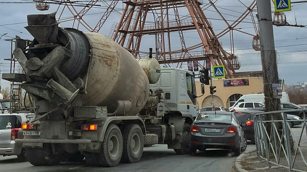 Каршеринговый автомобиль и бетономешалка устроили пробку в Новосибирске