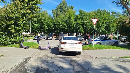 В Новосибирске мальчик на электросамокате въехал в машину и попал в больницу