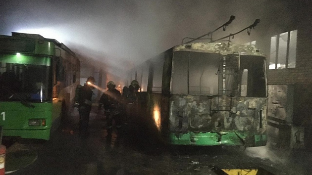 В Новосибирске ночью в депо загорелся троллейбус