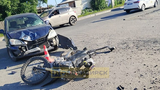 Под Новосибирском автомобиль сбил 15-летнего подростка на питбайке