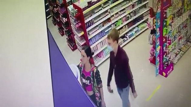 Новосибирская полиция ищет мужчину и женщину, расплатившихся в магазинах чужой картой