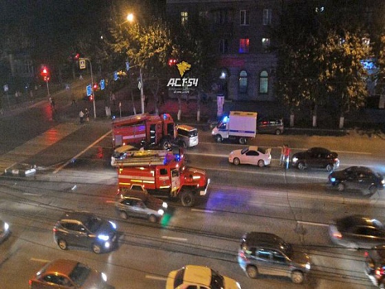Пожарный автомобиль столкнулся с двумя легковушками в Новосибирске