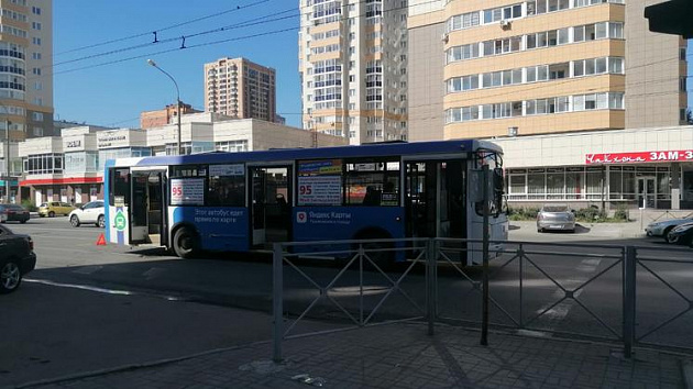 В Новосибирске пострадали женщина и ребёнок из-за резкого торможения автобуса