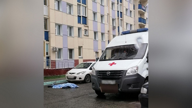 Разбился насмерть при падении из окна многоэтажки житель Новосибирска