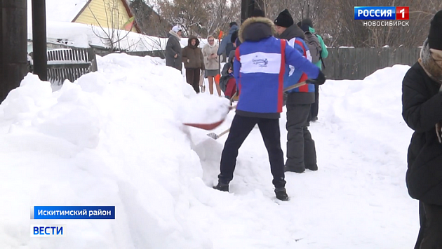 «Снежный десант» помогает новосибирским пенсионерам