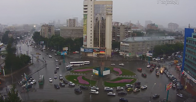 Молния ударила в провода в центре Новосибирска