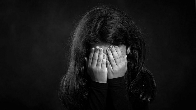 «Избивала железным совком и шлангом»: суд ждёт сибирячку за истязание приёмных детей