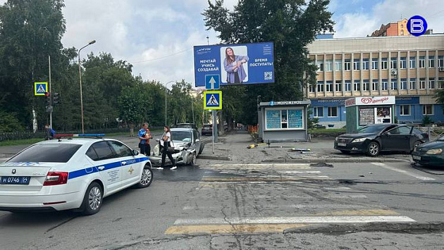 В Новосибирске автомобили завалили два столба за одно утро 16 июля