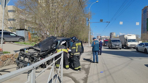 В Новосибирске водитель потерял управление и на скорости протаранил столб