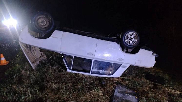 В Новосибирской области водитель без прав погиб в опрокинувшейся машине