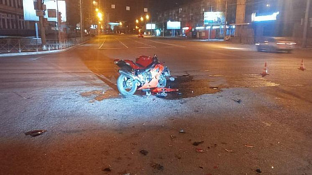 В Новосибирске мотоциклист без прав врезался в иномарку